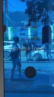 В Новороссийский возле заправки мужчина с одного удара вырубил девушку