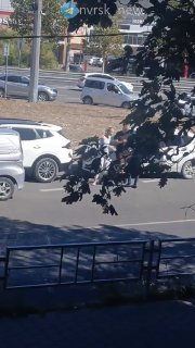 Видео конфликта на заправке в Новороссийске. Девушка обманывает всех. Дверью ее никто не бил, а вот она ударила кулаком жену мужчины.