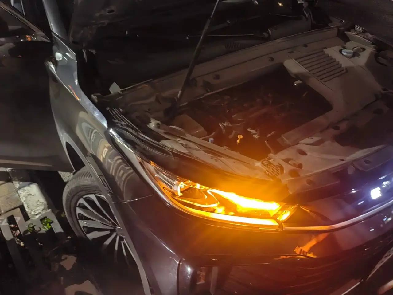 Вечером в службу спасения обратилась хозяйка автомобиля и сообщила что под капотом её автомобиля находится котёнок которого самостоятельно она не может вытащить...