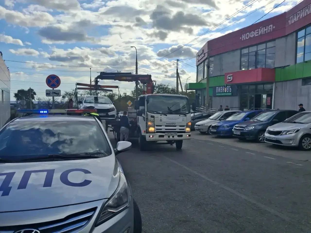 Совместно с Госавтоинспекцией проведено рейдовое мероприятие с эвакуацией транспортных средств, осуществляющих парковку под запрещающими дорожными знаками по ул. Кузнецова/ул. Пенайской в Восточном ра...